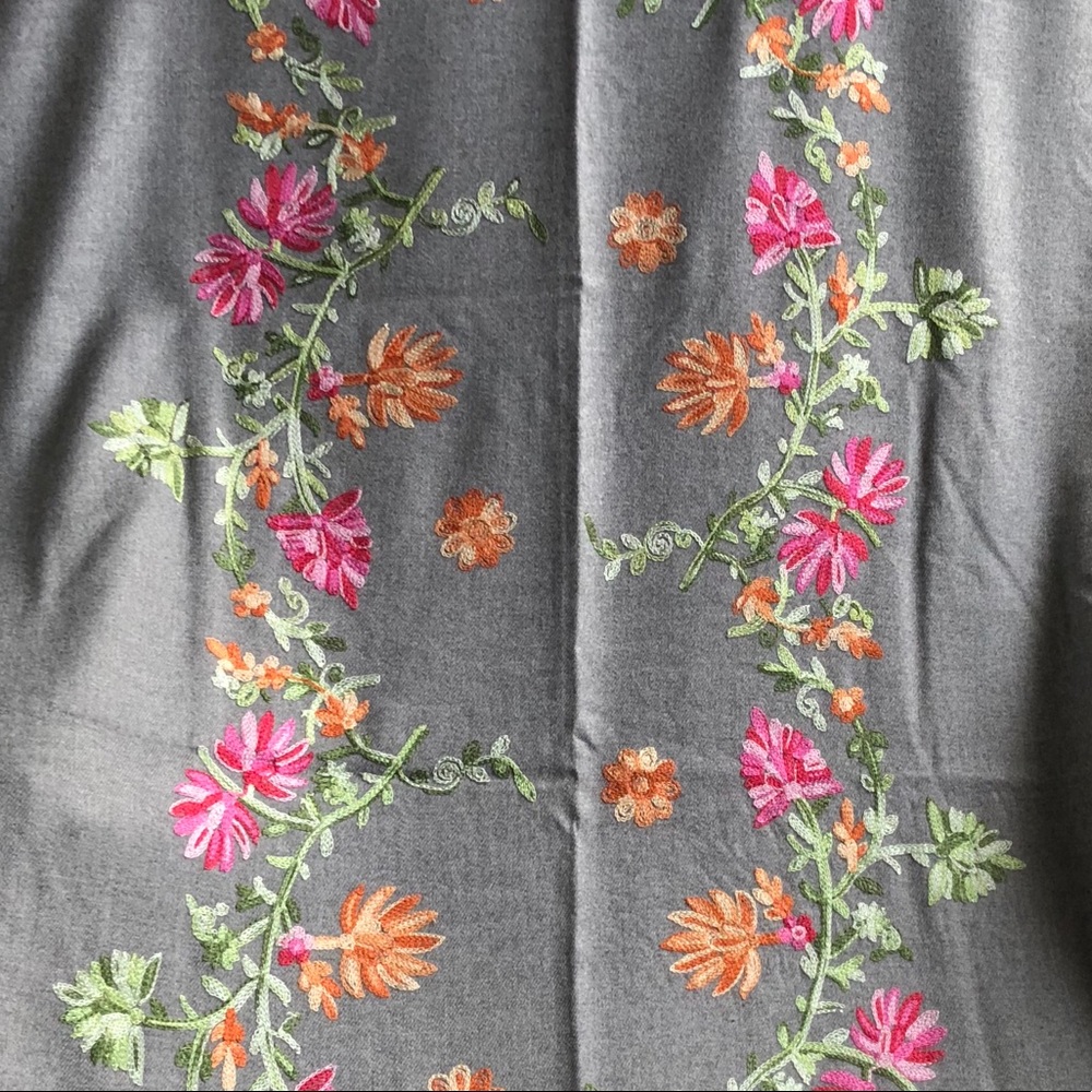 GORGEOUS SCARF - Picture 3 of 6